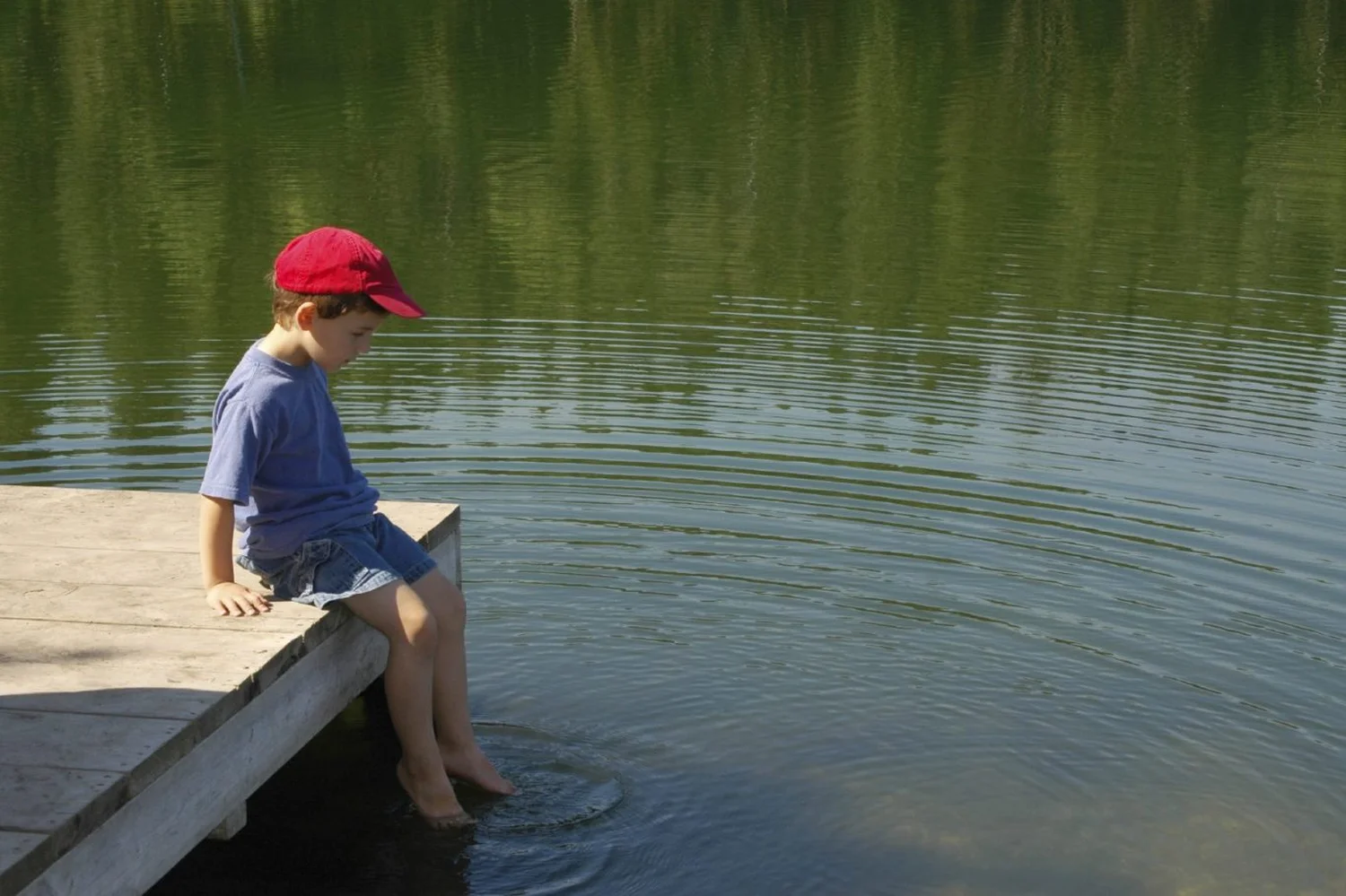 Kinder tauchen einen Fuß ins Wasser vom Dienstleistungsbetrieb Tanzillo