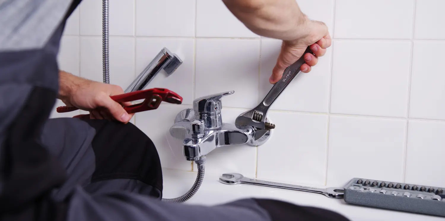 Installateur bei der Arbeit in einem Badezimmer